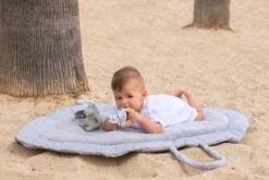 Tapis De Jeu Nomade Transformable En Sac – Cerises -Bbandco 11218 Tapis de jeu nomade transformable en sac cerises Pochettes Sacs a langer par BBCo