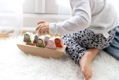 Bateau En Bois Woodlies (+ 7 Personnages) – Petits Amis -Bbandco 11299 Bateau en bois Woodlies 7 personnages Petits Amis Jouets par Rosa Bo scaled 1