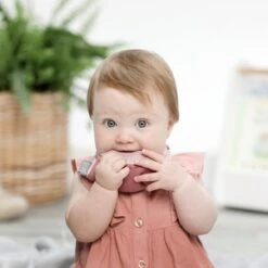 Bavoir-bandana Avec Embout De Dentition – Arc-en-ciels Rose -Bbandco 11980 Bavoir bandana avec embout de dentition arc en ciels rose Hochets Anneaux de dentition par Cheeky Chompers