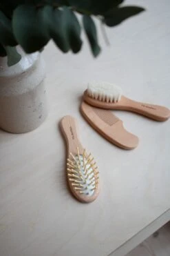 Set Brosses Et Peigne Bébé En Bois Avec Pochette Coton -Bbandco 5712804026807 3 1