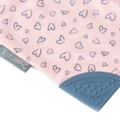 Bavoir-bandana Avec Embout De Dentition Imprimé Cœurs Rose 11 Bavoir-bandana Avec Embout De Dentition Imprimé Cœurs Rose -Bbandco 7662 Bavoir bandana avec embout de dentition imprime coeurs rose Hochets Anneaux de dentition par Cheeky Chompers