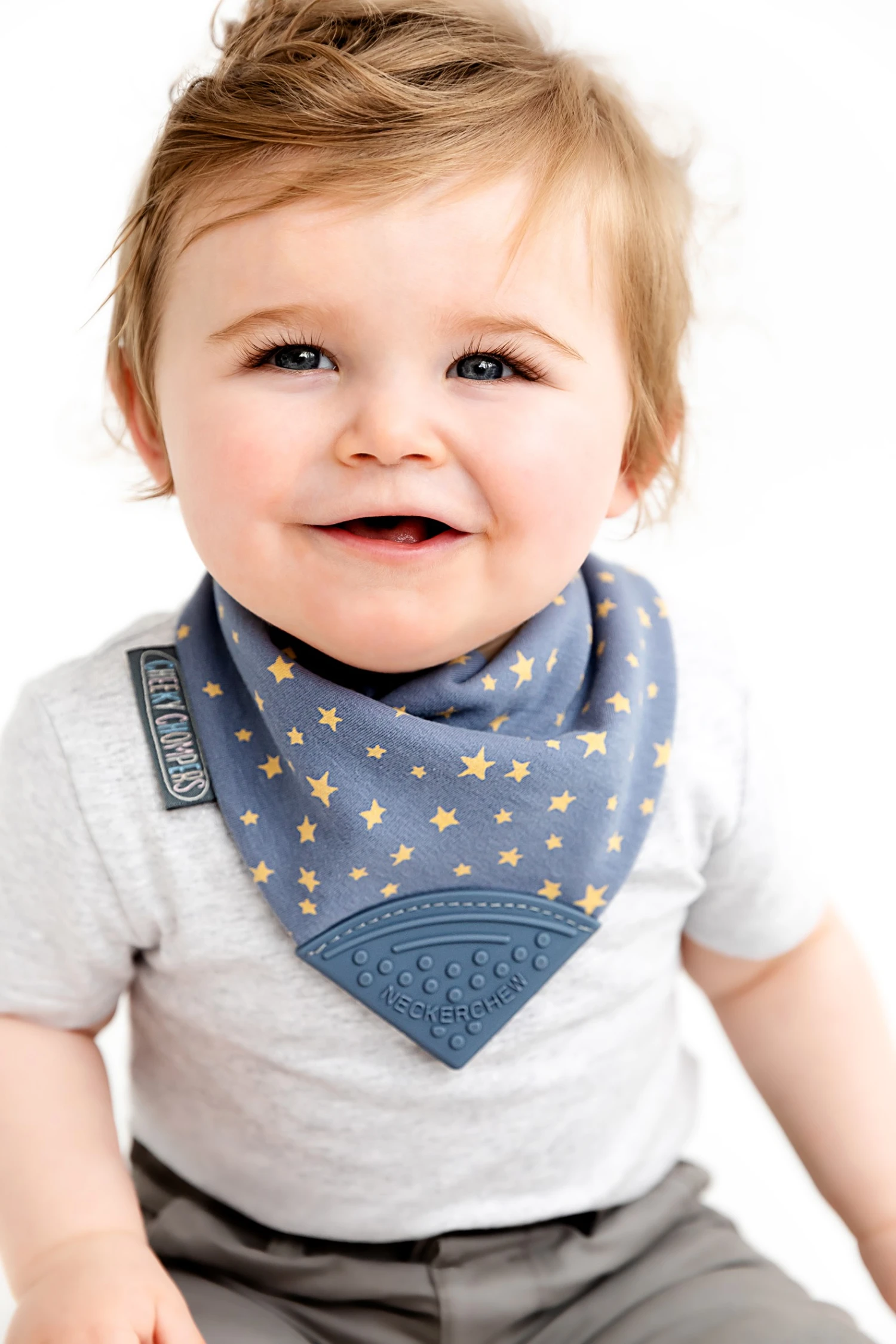 Bavoir-bandana Avec Embout De Dentition Imprimé étoiles Bleu Grisé 2 Bavoir-bandana Avec Embout De Dentition Imprimé étoiles Bleu Grisé – Image 2