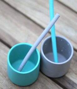 Gobelet En Silicone Minikoioi – Gris -Bbandco 9012 Gobelet en silicone Minikoioi Gris Vaisselle pour bebe par Minikoioi scaled 1